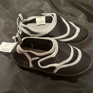 New with tags Children’s Place black mesh water shoes